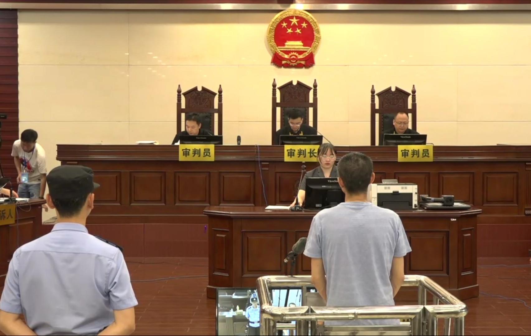 旅行奇迹与自然拥抱，绝望拘禁中的希望之旅