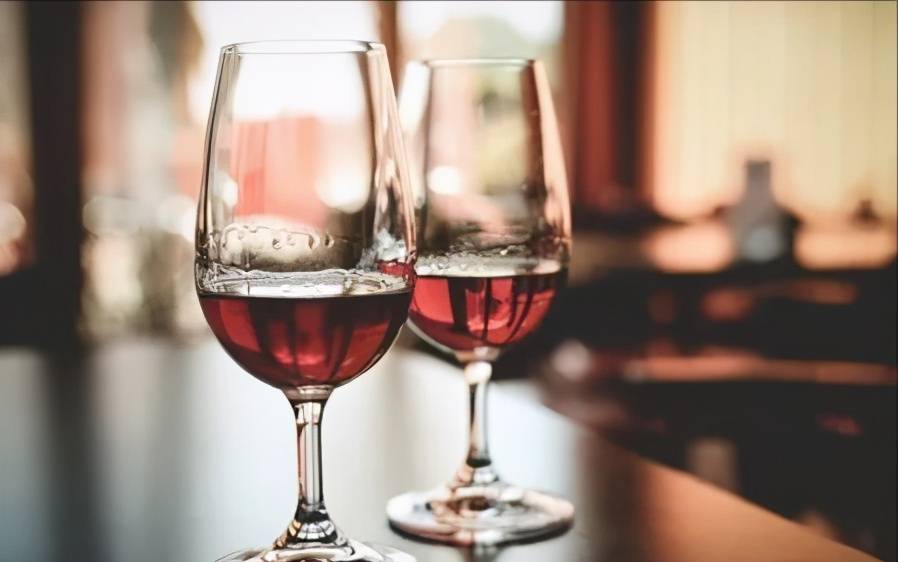 最新果红酒，一瓶酒缔造的温馨友情故事